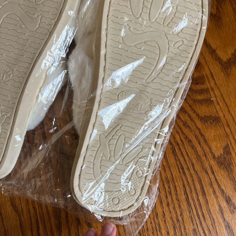 ⚪️Women’s size 40-41, “Jaclyn” “Bridesmaid” fuzzy cream slippers, personalized. - Picture 6 of 8